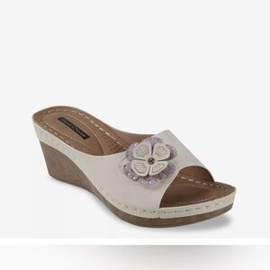 NWT GC Shoes
Women's Naples Flower Wedge Sandals